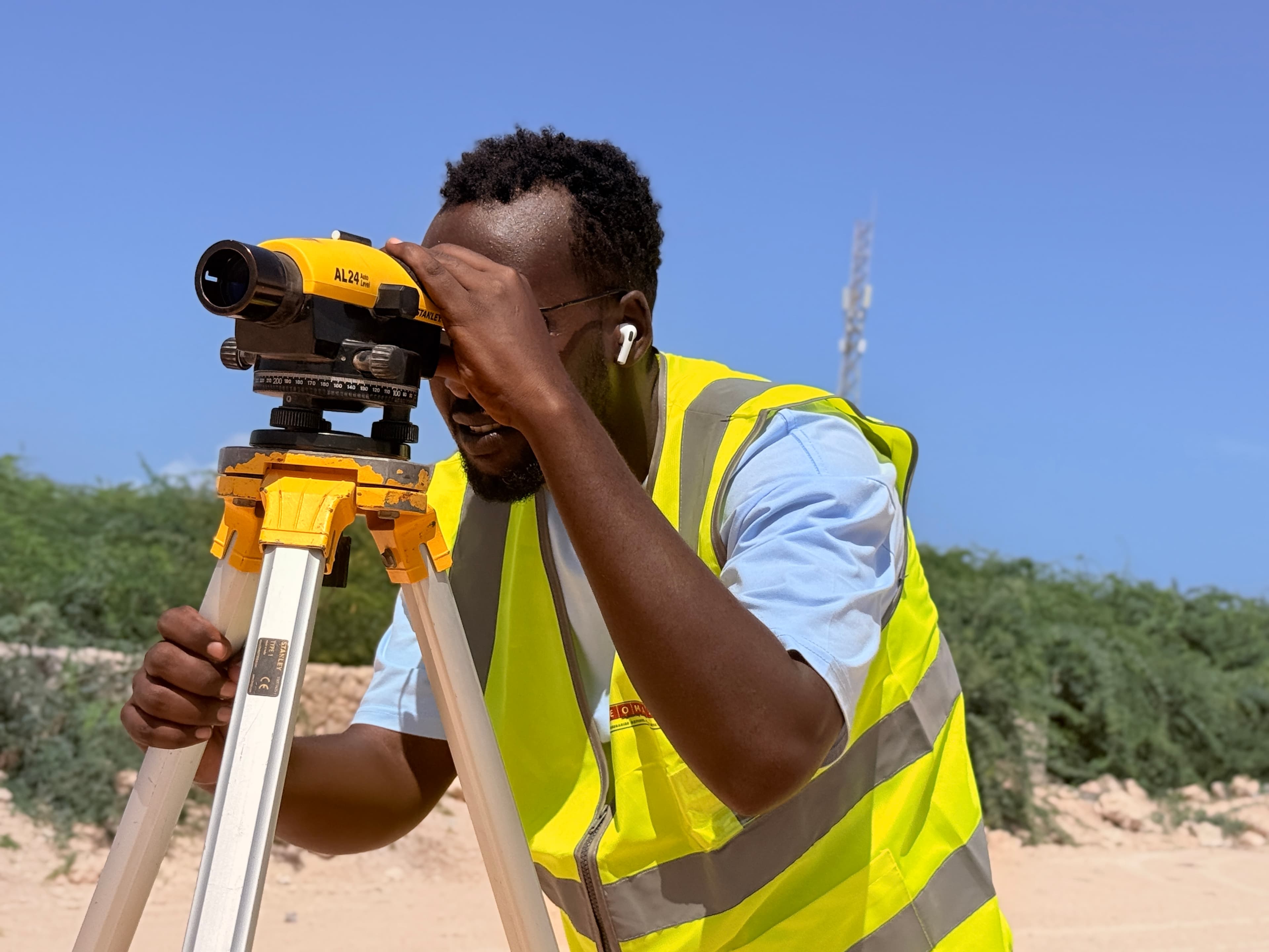 GEOMARK engineer using AL24 optical level for precise elevation survey