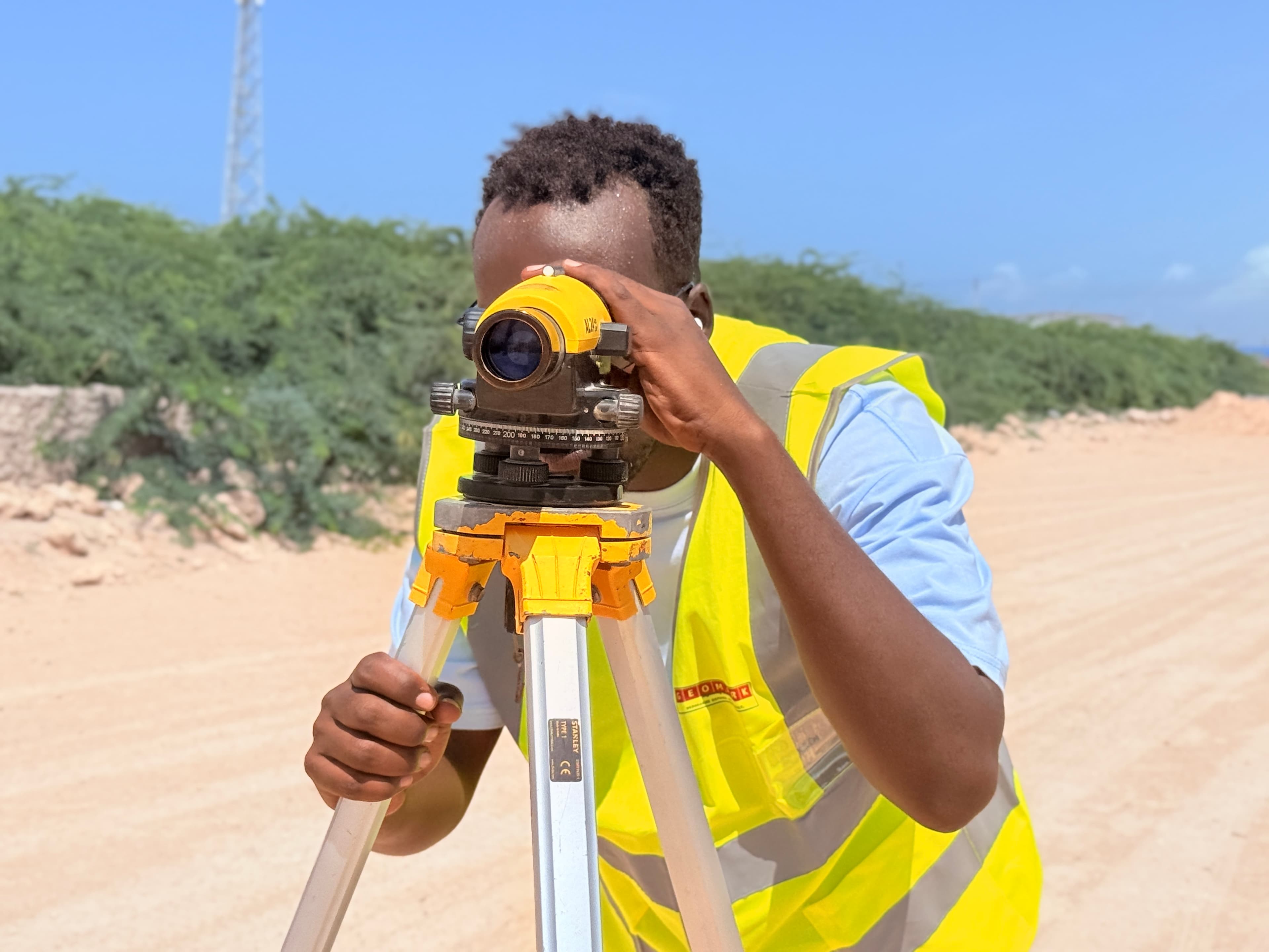 GEOMARK field engineering team coordination at GNSS station